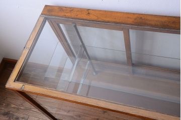 アンティーク家具　和製アンティーク　丸脚付き!古いナラ材の大きなガラスケース(ショーケース)