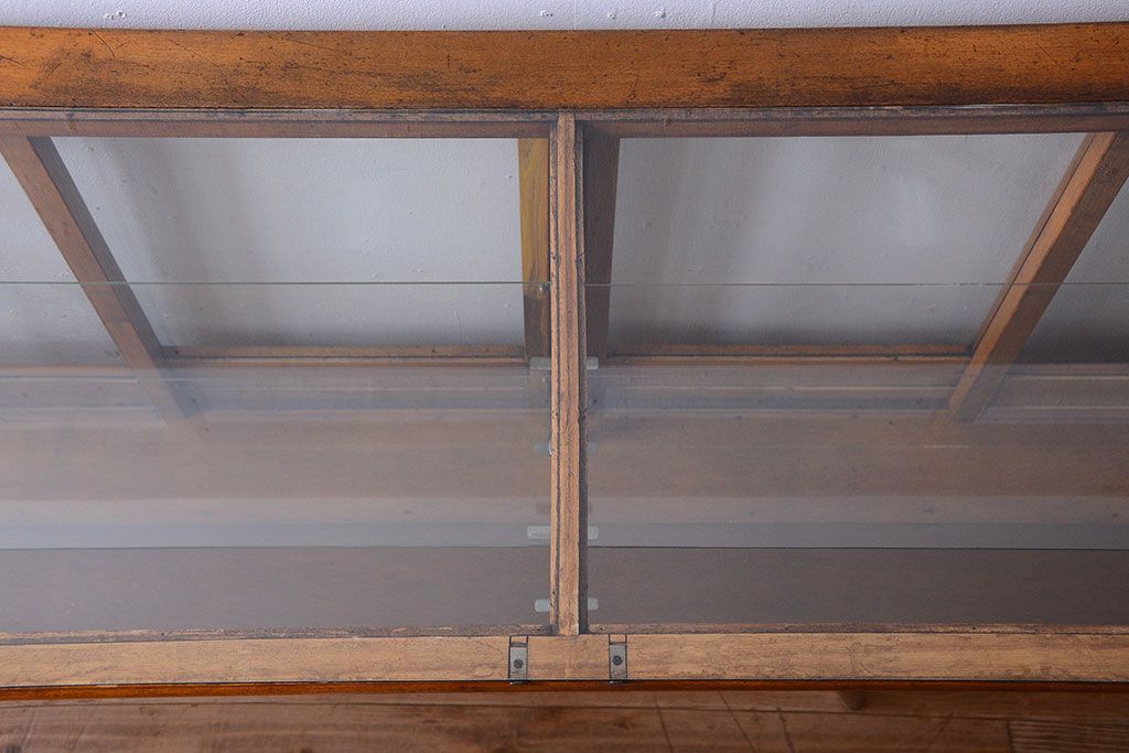 アンティーク家具　和製アンティーク　丸脚付き!古いナラ材の大きなガラスケース(ショーケース)