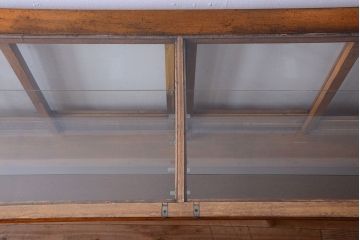 アンティーク家具　和製アンティーク　丸脚付き!古いナラ材の大きなガラスケース(ショーケース)