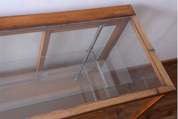 アンティーク家具　和製アンティーク　丸脚付き!古いナラ材の大きなガラスケース(ショーケース)