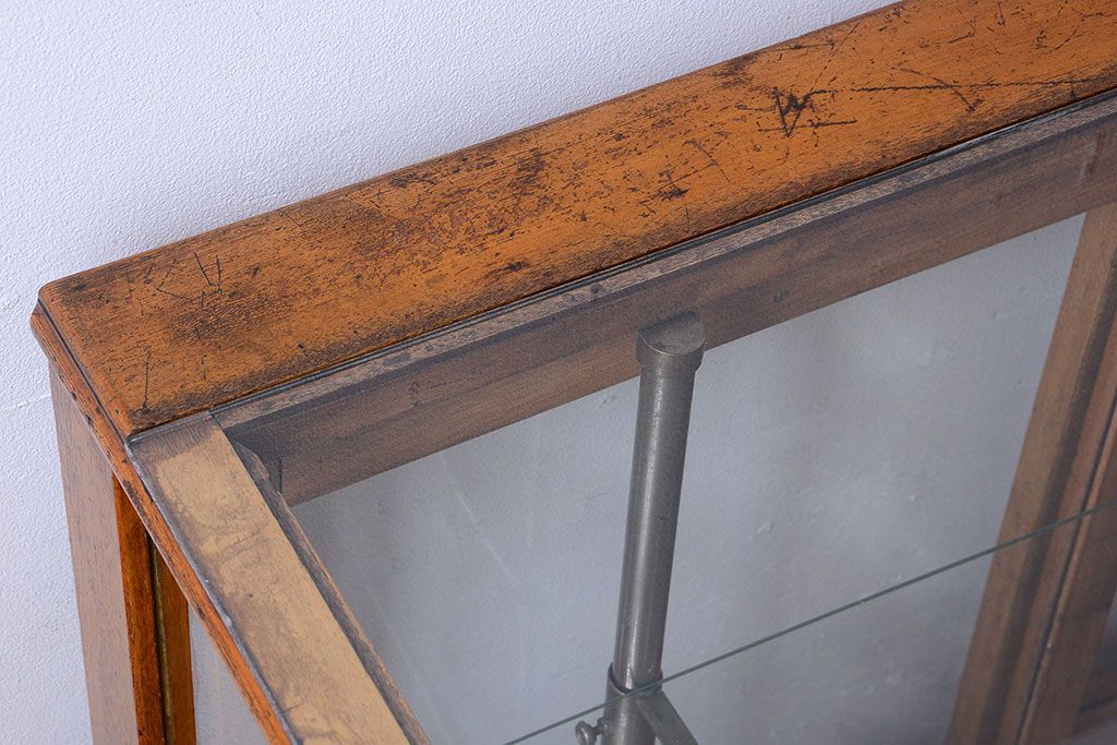 アンティーク家具　和製アンティーク　丸脚付き!古いナラ材の大きなガラスケース(ショーケース)