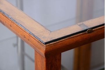 アンティーク家具　和製アンティーク　丸脚付き!古いナラ材の大きなガラスケース(ショーケース)