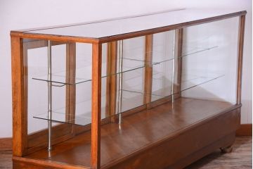 アンティーク家具　和製アンティーク　丸脚付き!古いナラ材の大きなガラスケース(ショーケース)