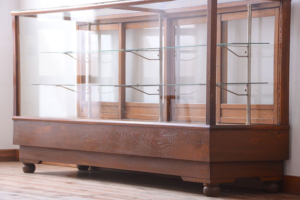 アンティーク家具　和製アンティーク　丸脚付き!古いナラ材の大きなガラスケース(ショーケース)