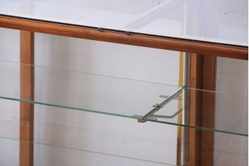 アンティーク家具　和製アンティーク　丸脚付き!古いナラ材の大きなガラスケース(ショーケース)