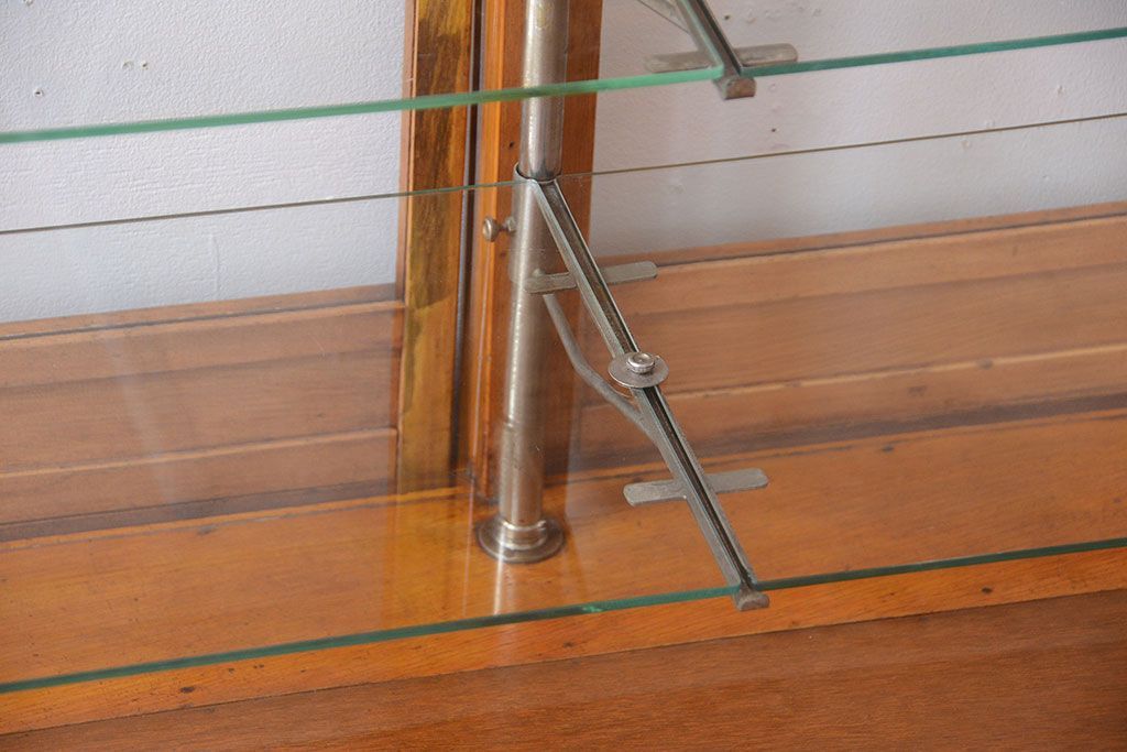 アンティーク家具　和製アンティーク　丸脚付き!古いナラ材の大きなガラスケース(ショーケース)