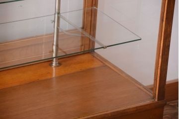アンティーク家具　和製アンティーク　丸脚付き!古いナラ材の大きなガラスケース(ショーケース)