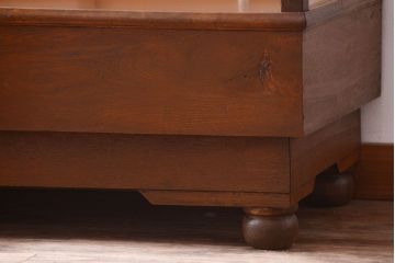 アンティーク家具　和製アンティーク　丸脚付き!古いナラ材の大きなガラスケース(ショーケース)