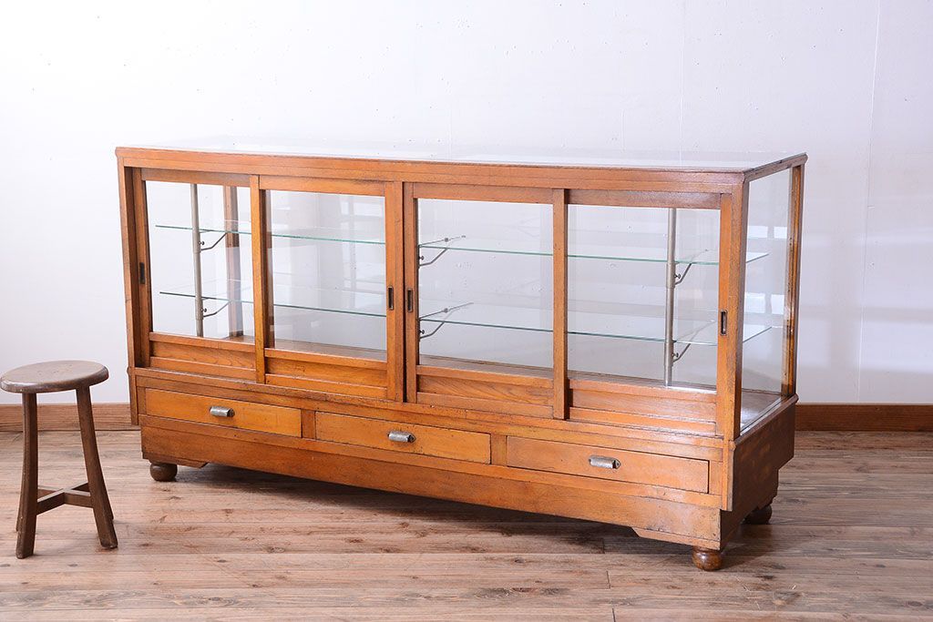 アンティーク家具　和製アンティーク　丸脚付き!古いナラ材の大きなガラスケース(ショーケース)