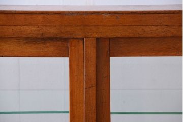 アンティーク家具　和製アンティーク　丸脚付き!古いナラ材の大きなガラスケース(ショーケース)