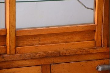 アンティーク家具　和製アンティーク　丸脚付き!古いナラ材の大きなガラスケース(ショーケース)