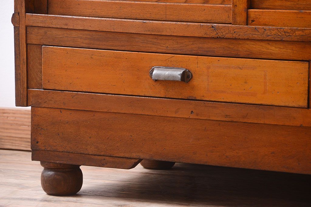 アンティーク家具　和製アンティーク　丸脚付き!古いナラ材の大きなガラスケース(ショーケース)