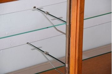 アンティーク家具　和製アンティーク　丸脚付き!古いナラ材の大きなガラスケース(ショーケース)