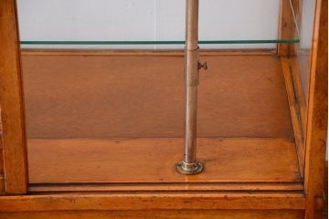 アンティーク家具　和製アンティーク　丸脚付き!古いナラ材の大きなガラスケース(ショーケース)