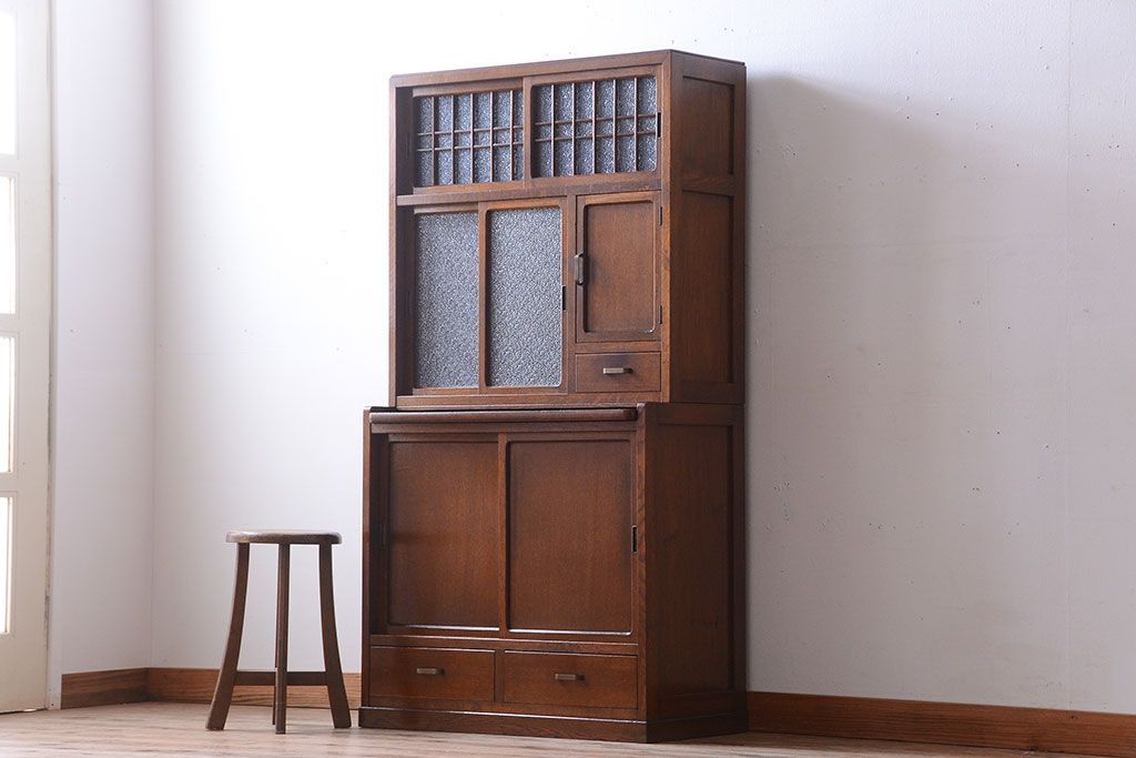 レトロ家具　昭和レトロ　作業台付き!ダイヤガラス引き戸の古いナラ材製アンティーク食器棚(カップボード)