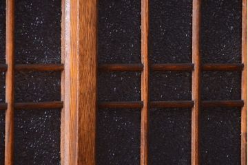 レトロ家具　昭和レトロ　作業台付き!ダイヤガラス引き戸の古いナラ材製アンティーク食器棚(カップボード)