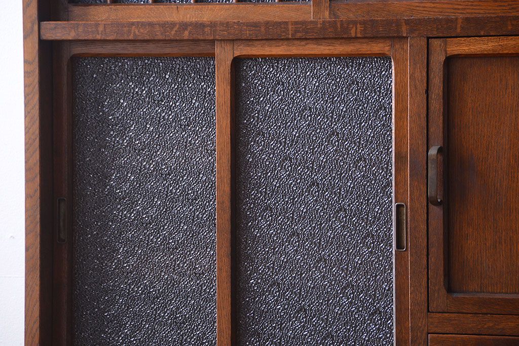 レトロ家具　昭和レトロ　作業台付き!ダイヤガラス引き戸の古いナラ材製アンティーク食器棚(カップボード)