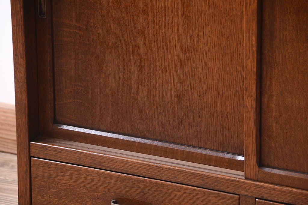 レトロ家具　昭和レトロ　作業台付き!ダイヤガラス引き戸の古いナラ材製アンティーク食器棚(カップボード)