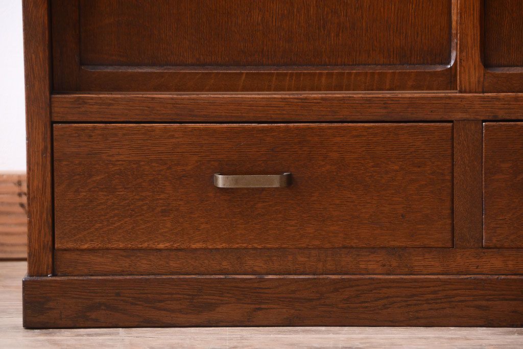 レトロ家具　昭和レトロ　作業台付き!ダイヤガラス引き戸の古いナラ材製アンティーク食器棚(カップボード)