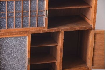 レトロ家具　昭和レトロ　作業台付き!ダイヤガラス引き戸の古いナラ材製アンティーク食器棚(カップボード)