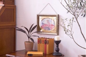 アンティーク雑貨　イギリスビンテージ　壁掛け絵画　フレーム(赤いドレスの女性)