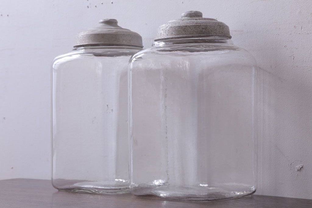 アンティーク雑貨　昭和レトロ　古い駄菓子屋のガラス瓶(ビン)2個セット