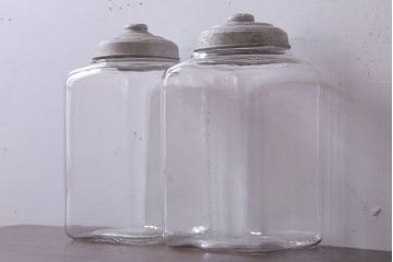 アンティーク雑貨　昭和レトロ　古い駄菓子屋のガラス瓶(ビン)2個セット