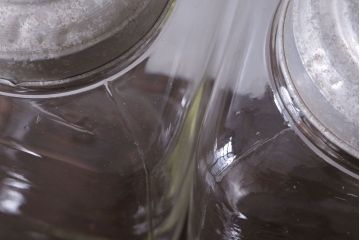 アンティーク雑貨　昭和レトロ　古い駄菓子屋のガラス瓶(ビン)2個セット