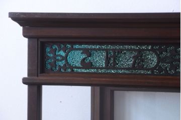 アンティーク家具　大正ロマン　脚付き!古いタバコ屋の当時物色ガラス入りアンティーク縦型ガラスケース