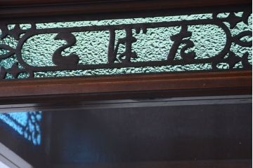 アンティーク家具　大正ロマン　脚付き!古いタバコ屋の当時物色ガラス入りアンティーク縦型ガラスケース