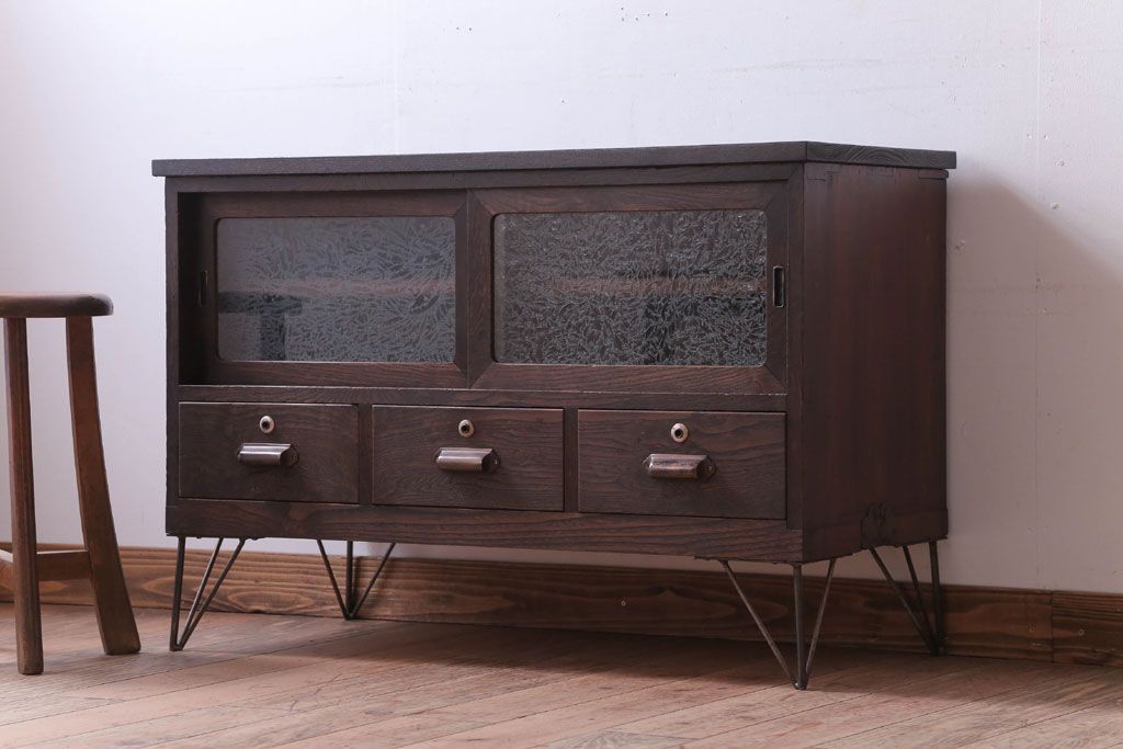 アンティーク家具　和製アンティーク　鉄脚付き!結霜ガラス引き戸のローボード