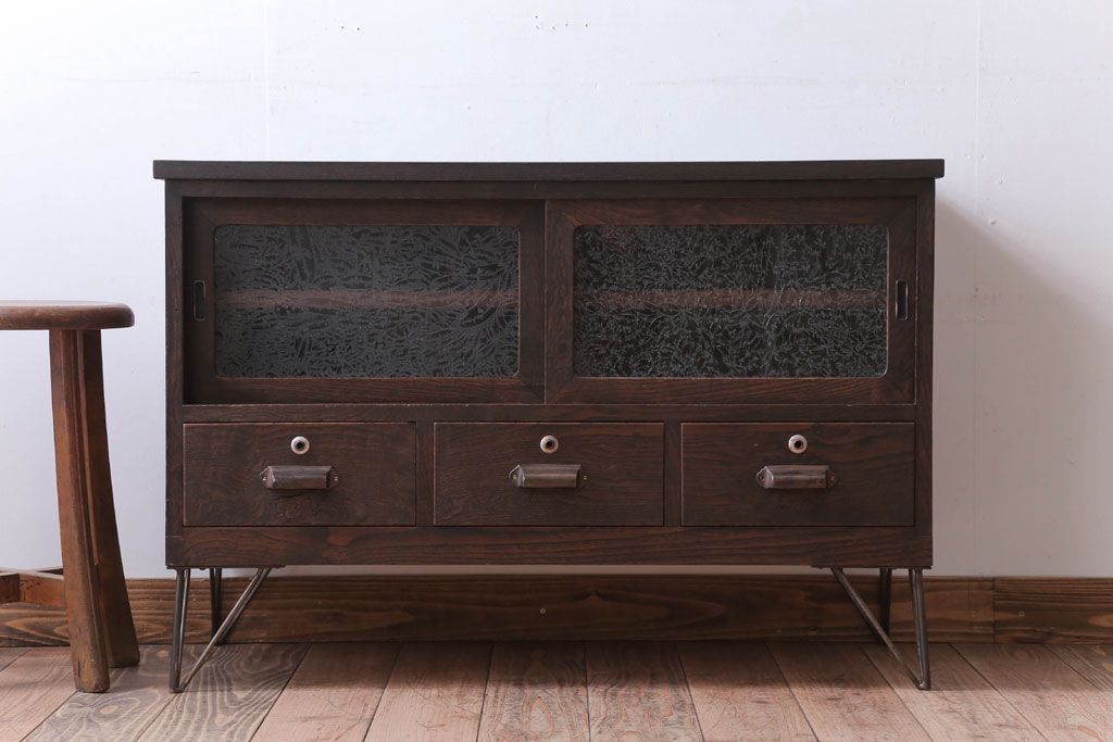 アンティーク家具　和製アンティーク　鉄脚付き!結霜ガラス引き戸のローボード