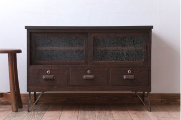 アンティーク家具　和製アンティーク　鉄脚付き!結霜ガラス引き戸のローボード