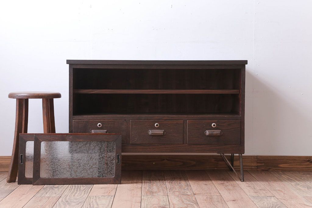 アンティーク家具　和製アンティーク　鉄脚付き!結霜ガラス引き戸のローボード