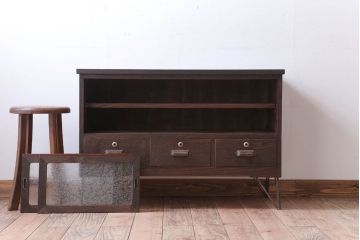 アンティーク家具　和製アンティーク　鉄脚付き!結霜ガラス引き戸のローボード