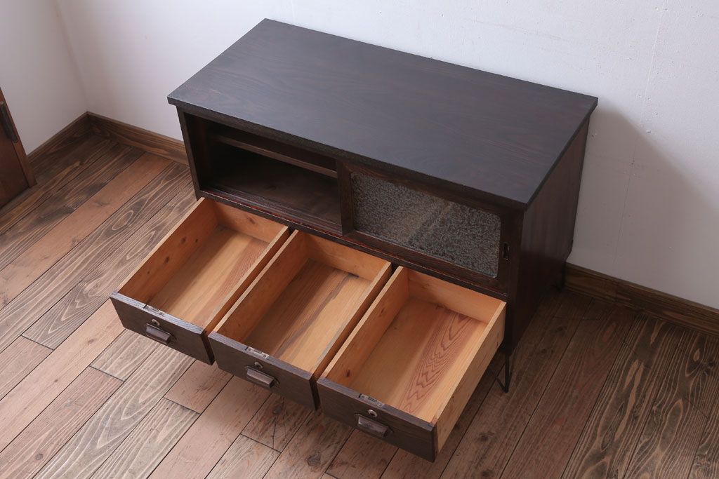 アンティーク家具　和製アンティーク　鉄脚付き!結霜ガラス引き戸のローボード