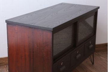 アンティーク家具　和製アンティーク　鉄脚付き!結霜ガラス引き戸のローボード