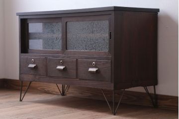 アンティーク家具　和製アンティーク　鉄脚付き!結霜ガラス引き戸のローボード