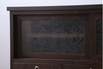 アンティーク家具　和製アンティーク　鉄脚付き!結霜ガラス引き戸のローボード