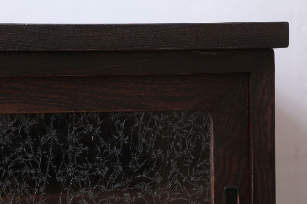 アンティーク家具　和製アンティーク　鉄脚付き!結霜ガラス引き戸のローボード