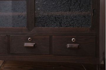 アンティーク家具　和製アンティーク　鉄脚付き!結霜ガラス引き戸のローボード