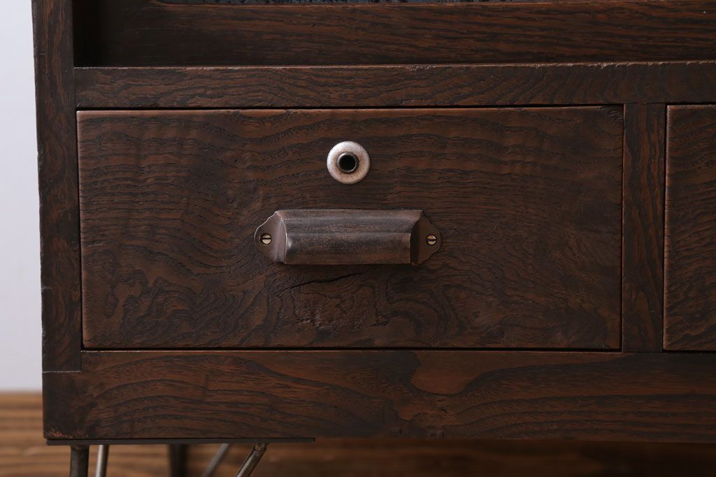 アンティーク家具　和製アンティーク　鉄脚付き!結霜ガラス引き戸のローボード