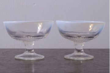 アンティーク雑貨　昭和レトロ　乳白色縁の氷コップ2個セット(プレスガラス)(1)