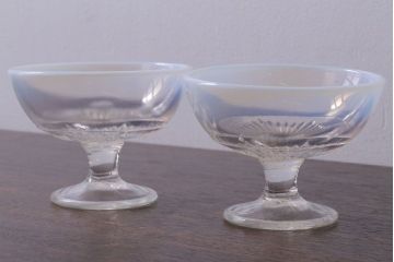 アンティーク雑貨　昭和レトロ　乳白色縁の氷コップ2個セット(プレスガラス)(1)