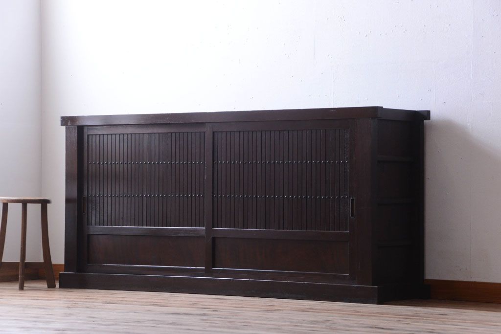 アンティーク家具　古民具・骨董　和モダンスタイル!縦桟引き戸の水屋箪笥サイドボード(2)