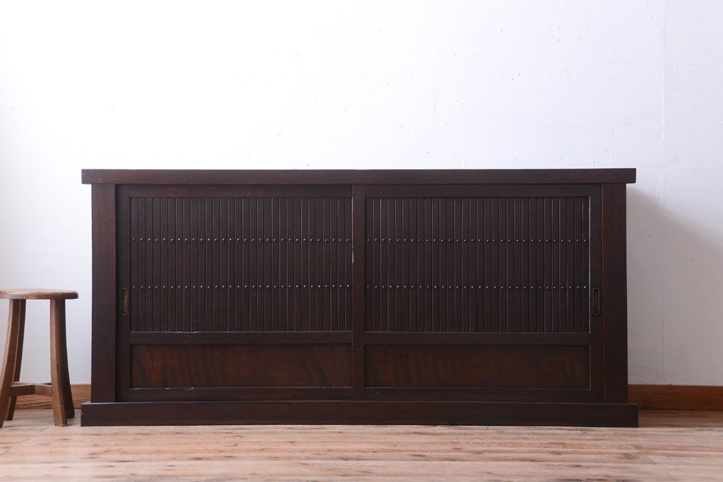 アンティーク家具　古民具・骨董　和モダンスタイル!縦桟引き戸の水屋箪笥サイドボード(2)