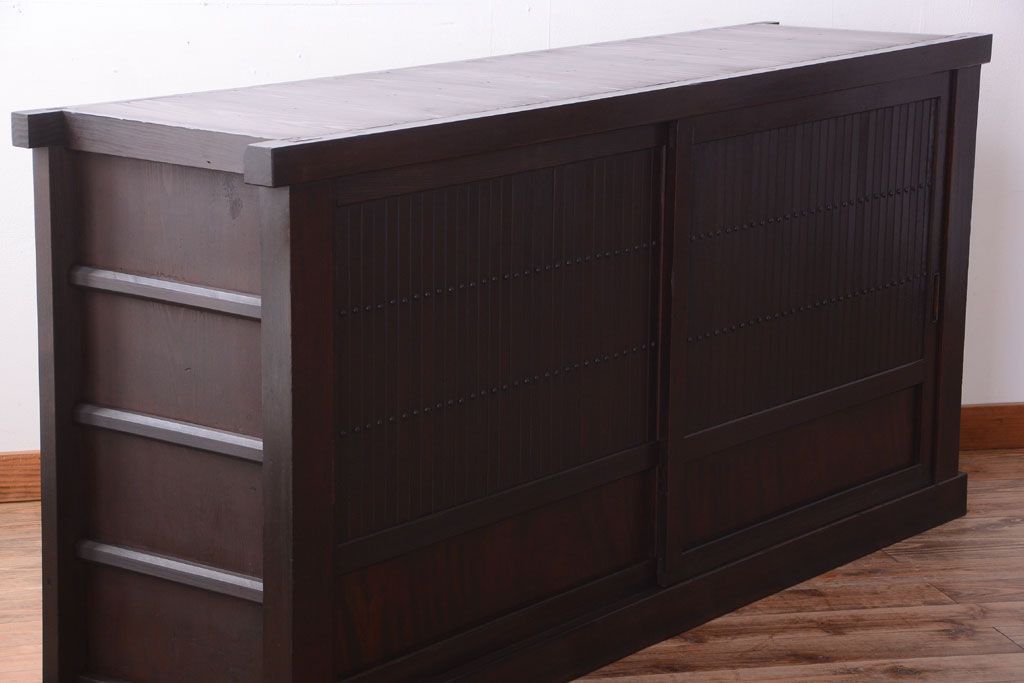 アンティーク家具　古民具・骨董　和モダンスタイル!縦桟引き戸の水屋箪笥サイドボード(2)