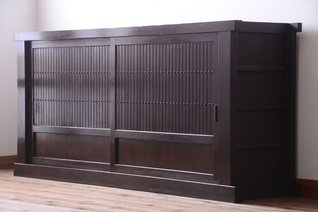 アンティーク家具　古民具・骨董　和モダンスタイル!縦桟引き戸の水屋箪笥サイドボード(2)