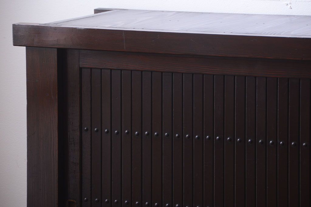 アンティーク家具　古民具・骨董　和モダンスタイル!縦桟引き戸の水屋箪笥サイドボード(2)