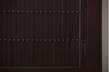 アンティーク家具　古民具・骨董　和モダンスタイル!縦桟引き戸の水屋箪笥サイドボード(2)